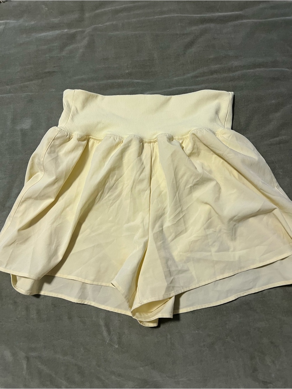 Light yellow High-Waist Flow Shorts